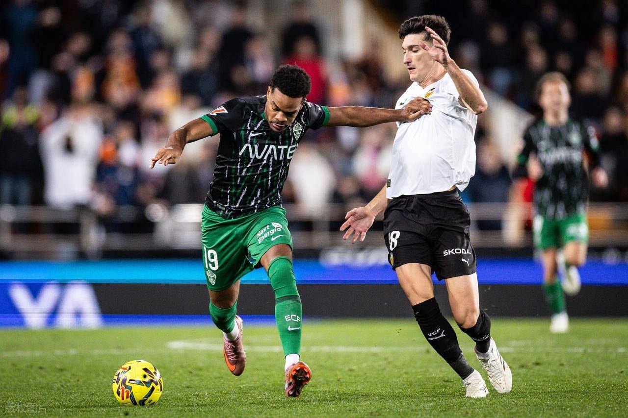 关于曼联训练开放日，国际比赛日远射贴柱引欢呼，国王杯在即，球探报告显示潜力的信息-体育赛事